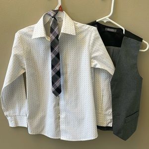 Youth 4 piece suit size 8, Van Heusen